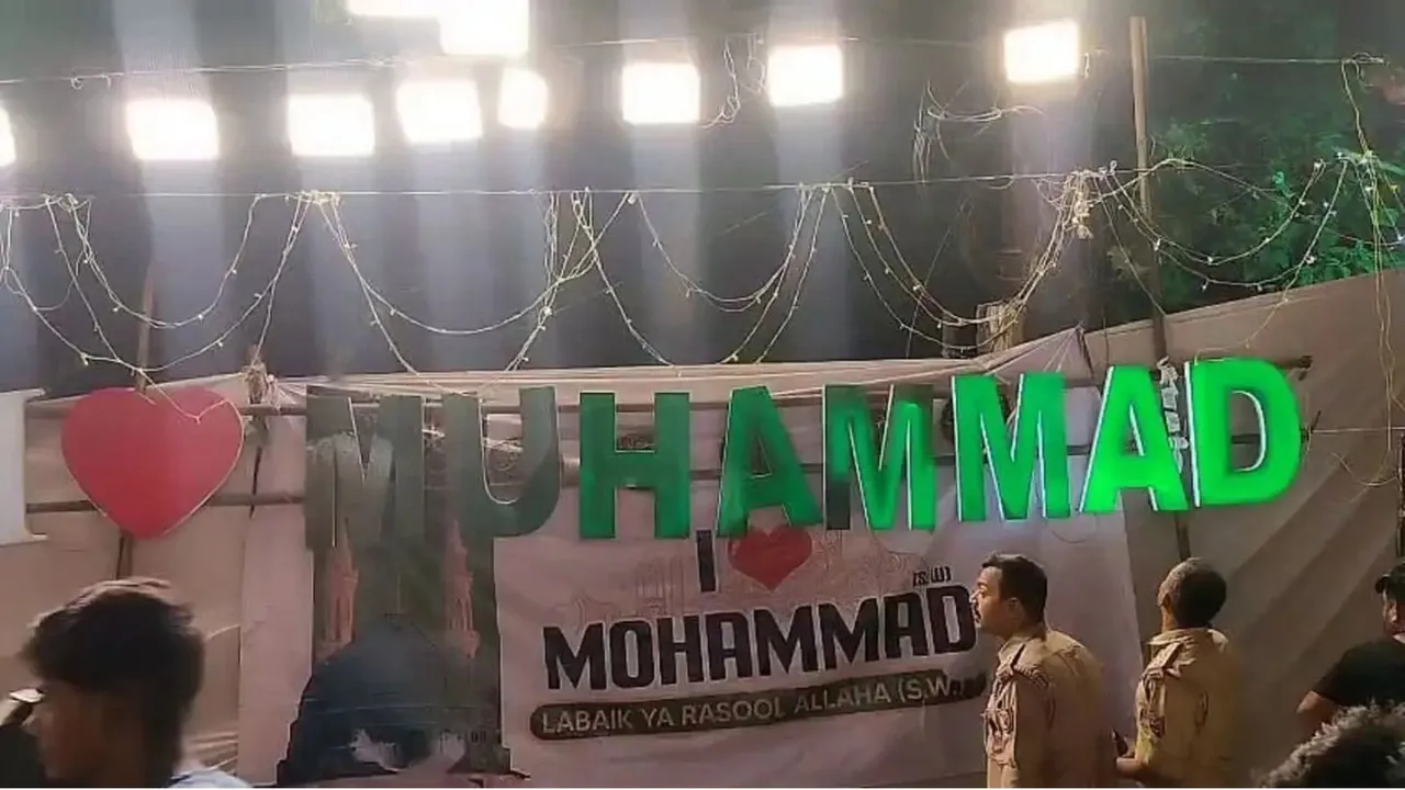 https://www.salarnews.in/public/uploads/images/newsimages/maannewsimage25092025_145954_I Love Mohammed Poster Davangere Sept 25 2025.webp
